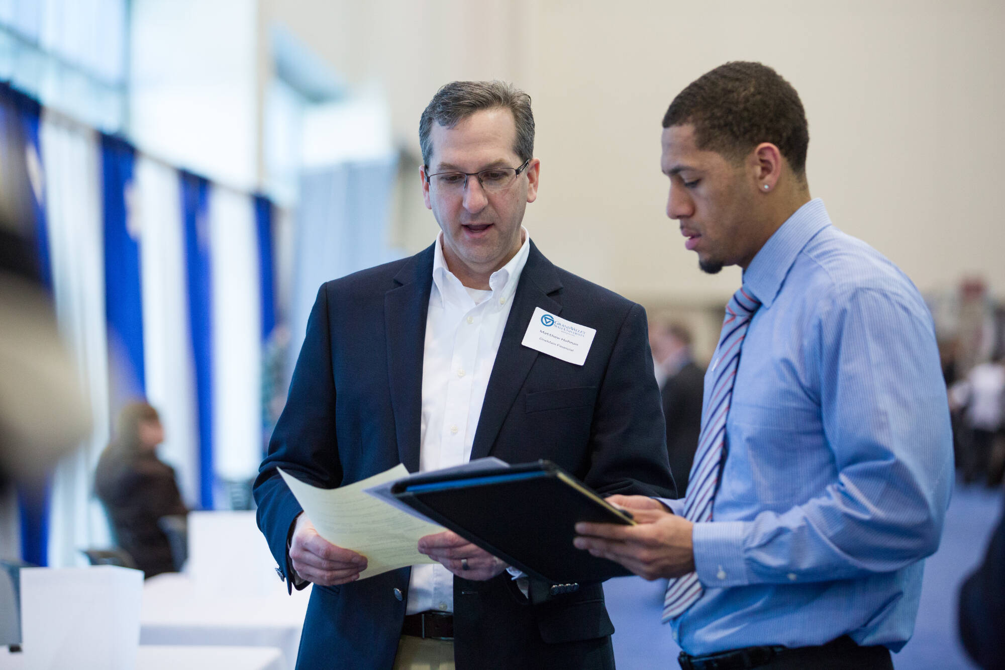 A GVSU student talking to a recruiter at the Career and Internship Fair